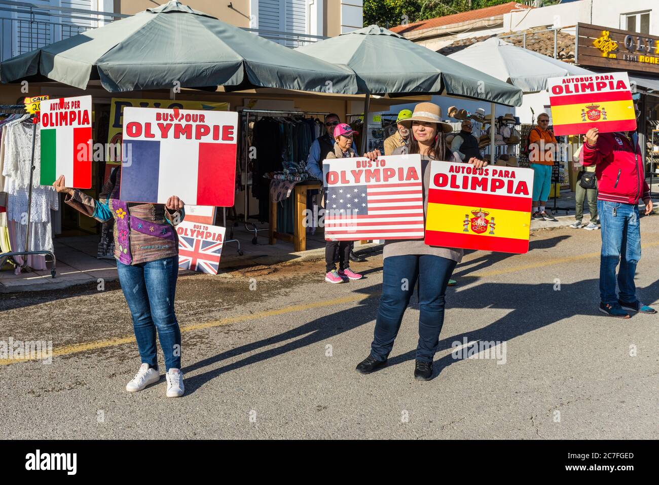 Katakolo, Grecia - 11 novembre 2019: La gente del posto invita i passeggeri delle navi da crociera a fare escursioni a Olimpia nel porto di Katakolo sul Gree Foto Stock