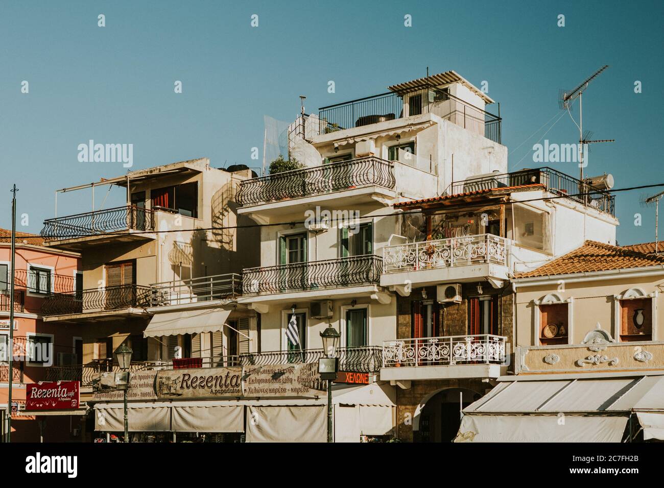 Case a cascata con balconi sull'isola di Zante in Grecia durante una soleggiata giornata estiva con cielo azzurro Foto Stock