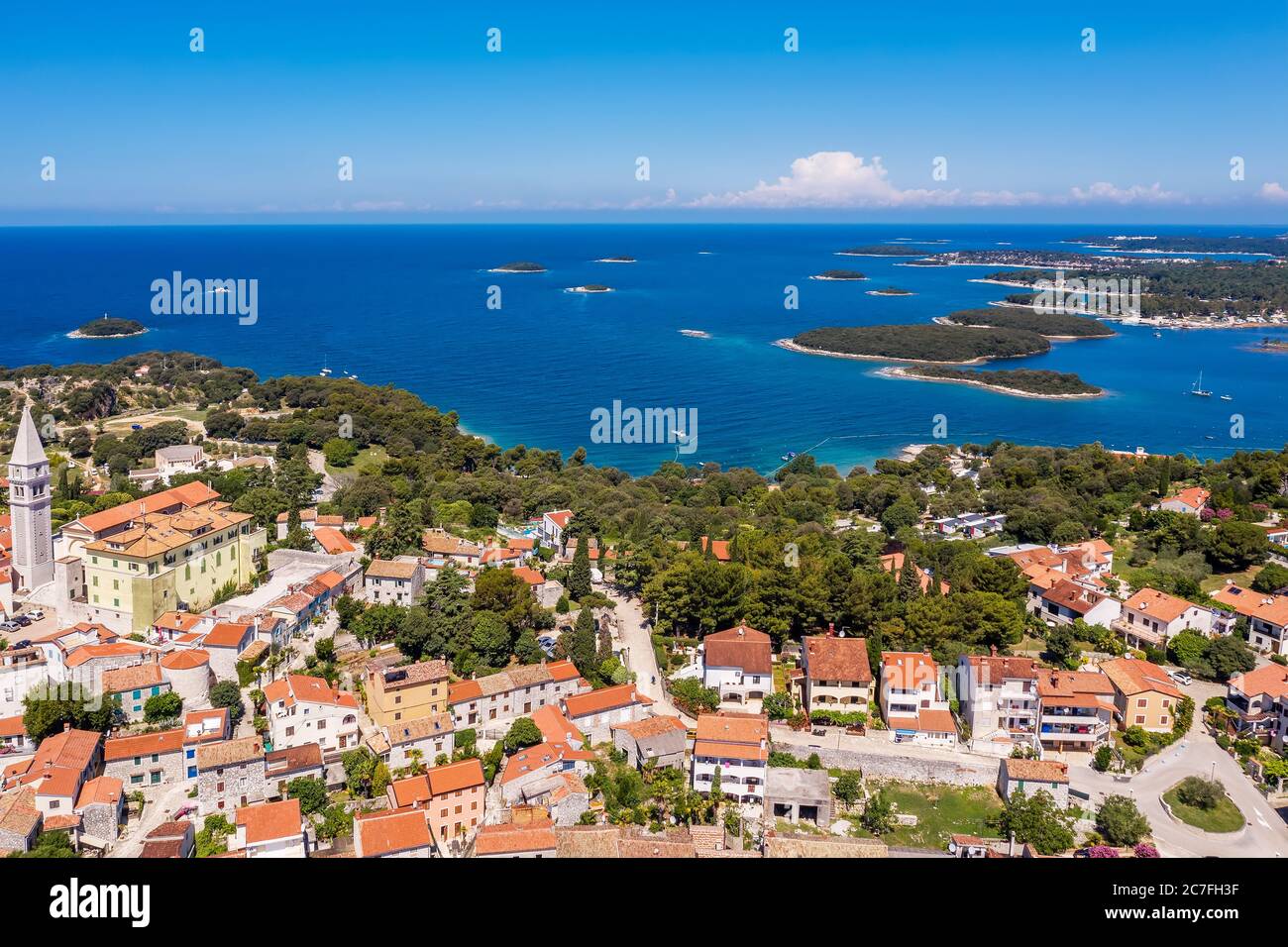 Un colpo aereo della città costiera Vrsar, un sacco di piccole isole sullo sfondo, Istria, Croazia Foto Stock