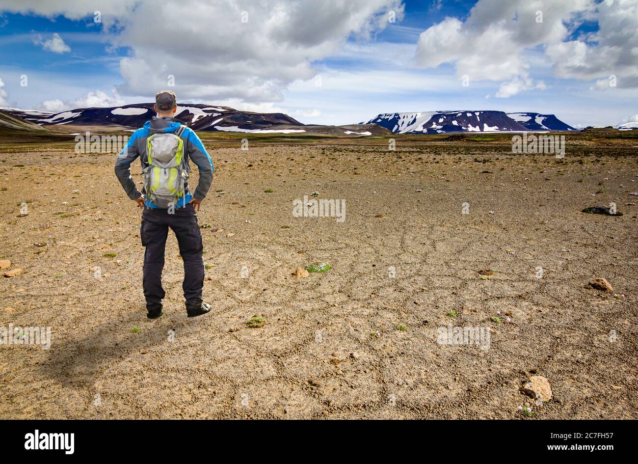 Uomo escursionista con zaino in piedi nel deserto islandese guardando la  neve montagna Thorisjokull e OK Vulcano. Kaldidalur, Islanda Foto stock -  Alamy