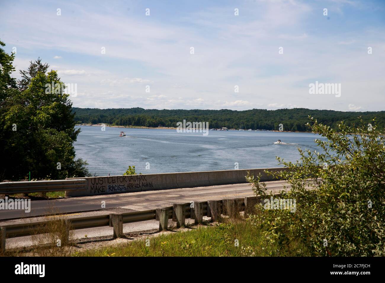 Graffiti dicendo giustizia per Vauhxx, fare i razzisti paura di nuovo visto sulla strada rialzata vicino alla proprietà McCord dove Vauhxx Booker è stato assalito il 4 luglio a Monroe Lake.The Indiana Department of Natural Resources rilasciato la sua indagine in un incidente 4 luglio e ha raccomandato accuse contro diversi, tra cui Booker. Booker, che è nero, dice che era vittima di un tentativo di linching. Foto Stock