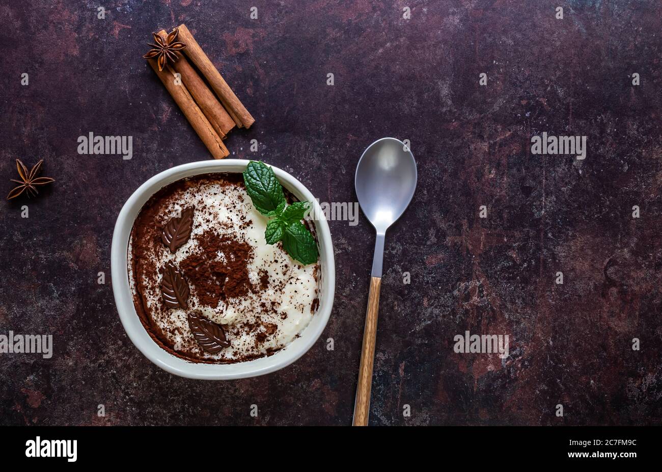 Phirni azerbaigiano tradizionale - budino di riso dolce con cannella e cioccolato. Foto Stock