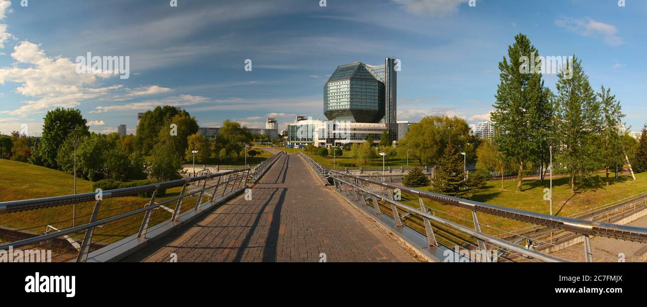 Vista panoramica estiva di un fiume con Biblioteca Nazionale della Bielorussia. Slepian Water System. Minsk. Bielorussia. Foto Stock