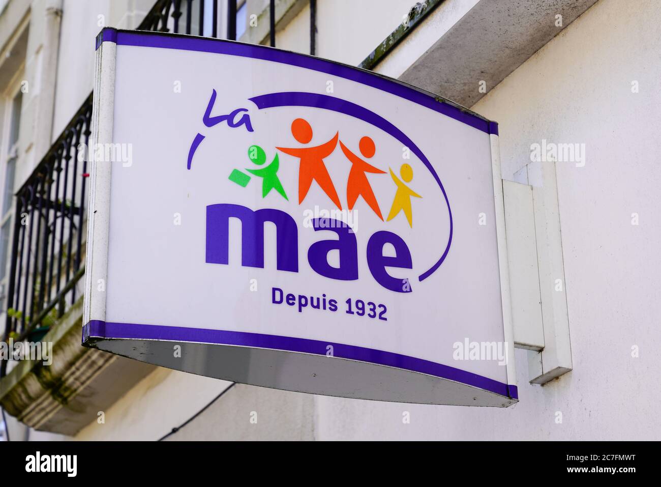 Bordeaux , Aquitaine / Francia - 07 07 2020 : logo e testo di mae segno di assicurazione francese per l'insegnante in costruzione di agenzia di muro Foto Stock