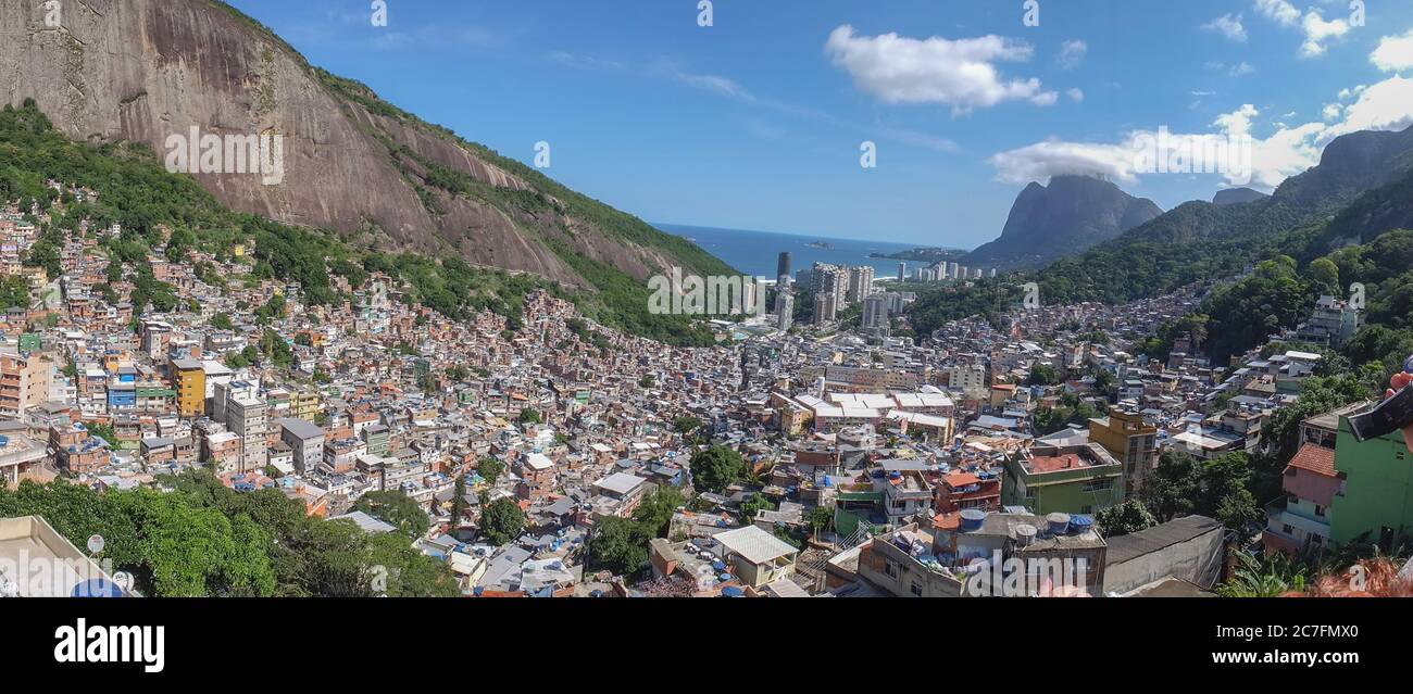 Rocinha è la più grande favela del Brasile, si trova nella zona sud di Rio de Janeiro e si trova a circa un chilometro da una spiaggia vicina Foto Stock