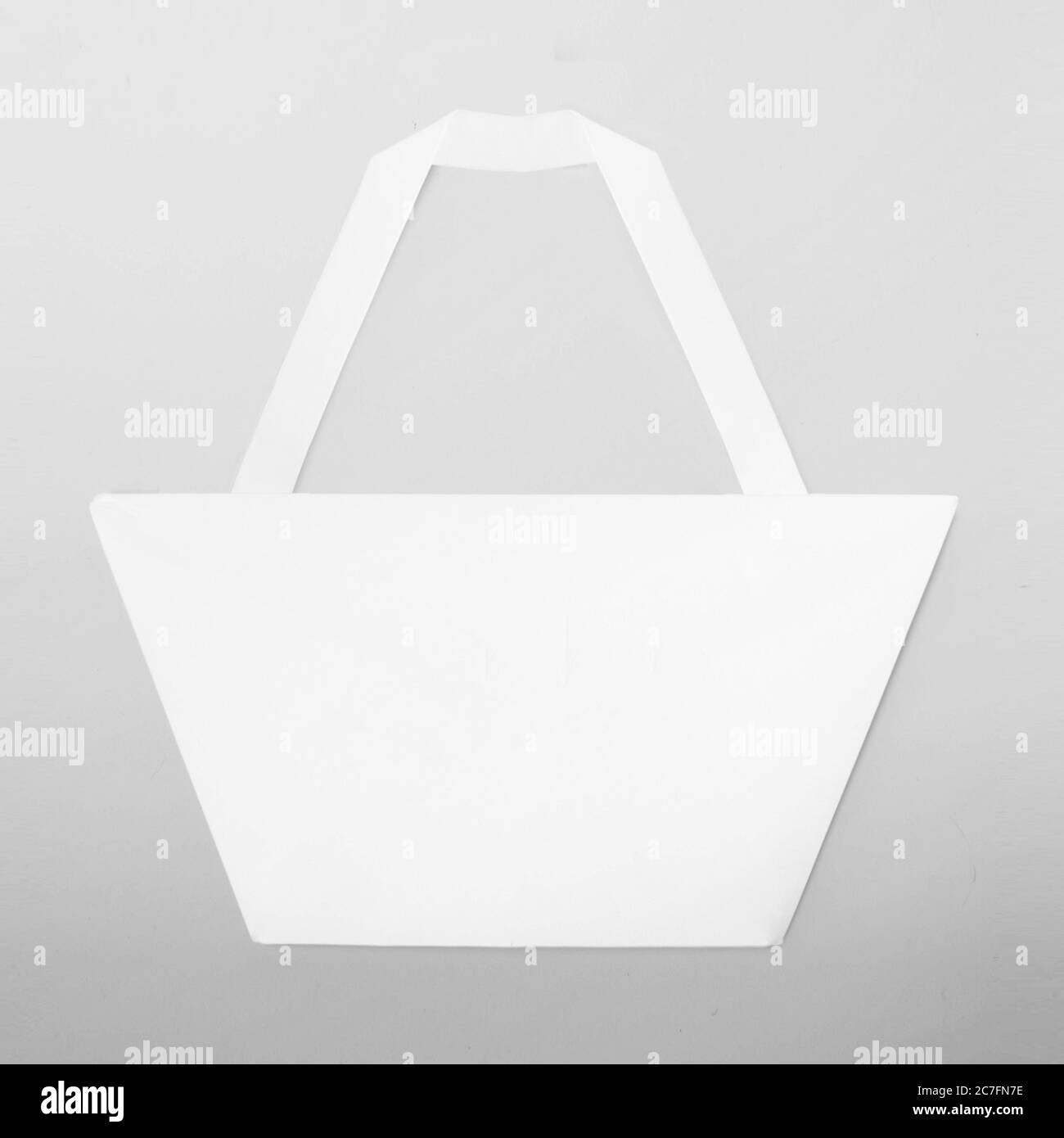 Borsa bianca per lo shopping Origami su un grigio Foto Stock