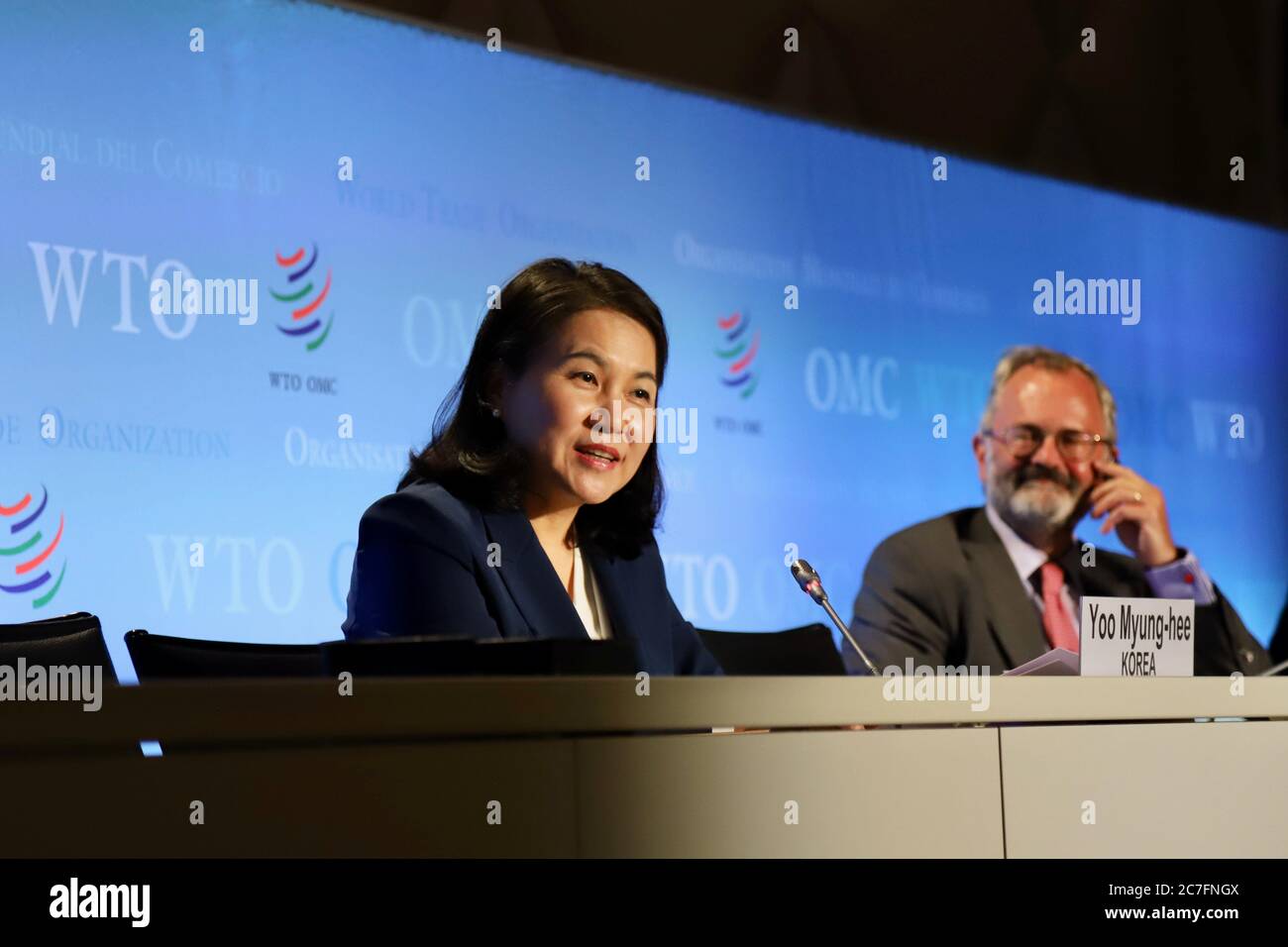 Ginevra, Svizzera. 16 luglio 2020. Yoo Myung-hee della Corea del Sud (L), candidato al nuovo capo dell'Organizzazione mondiale del commercio (OMC), partecipa a una conferenza stampa presso la sede dell'OMC a Ginevra (Svizzera), il 16 luglio 2020. Con l'entrata in seconda fase del processo di selezione del nuovo capo dell'OMC, i candidati si presentano con i membri in una riunione speciale del Consiglio generale che si terrà dal 15 al 17 luglio. Ciascuno di loro aveva un'ora e mezza per fare le loro presentazioni di candidatura e per prendere domande dall'insieme dei membri. Credit: Ye/Xinhua/Alamy Live News Foto Stock