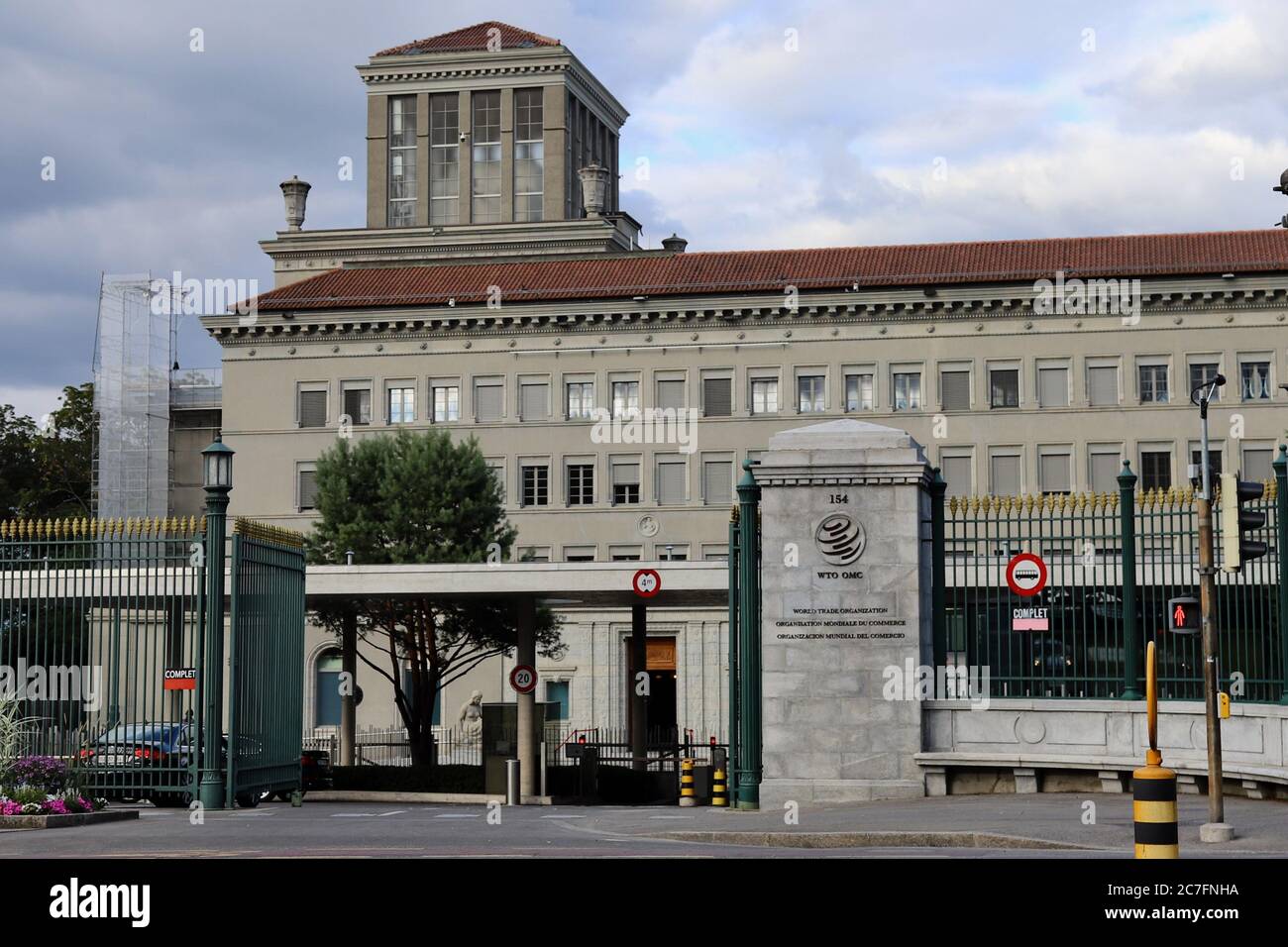 (200717) -- GINEVRA, 17 luglio 2020 (Xinhua) -- Foto del 16 luglio 2020 mostra una vista esterna della sede dell'Organizzazione mondiale del commercio (OMC) a Ginevra, Svizzera. Con l'entrata in seconda fase del processo di selezione del nuovo capo dell'OMC, i candidati si presentano con i membri in una riunione speciale del Consiglio generale che si terrà dal 15 al 17 luglio. Ciascuno di loro aveva un'ora e mezza per fare le loro presentazioni di candidatura e per prendere domande dall'insieme dei membri. (Foto di li Ye/Xinhua) Foto Stock