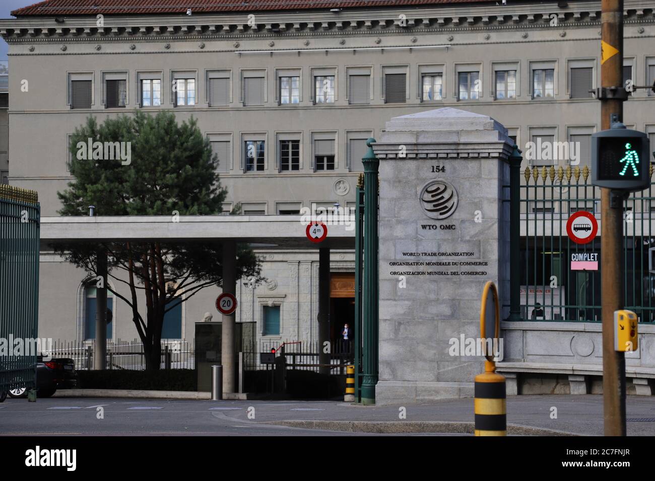 (200717) -- GINEVRA, 17 luglio 2020 (Xinhua) -- Foto del 16 luglio 2020 mostra una vista esterna della sede dell'Organizzazione mondiale del commercio (OMC) a Ginevra, Svizzera. Con l'entrata in seconda fase del processo di selezione del nuovo capo dell'OMC, i candidati si presentano con i membri in una riunione speciale del Consiglio generale che si terrà dal 15 al 17 luglio. Ciascuno di loro aveva un'ora e mezza per fare le loro presentazioni di candidatura e per prendere domande dall'insieme dei membri. (Foto di li Ye/Xinhua) Foto Stock