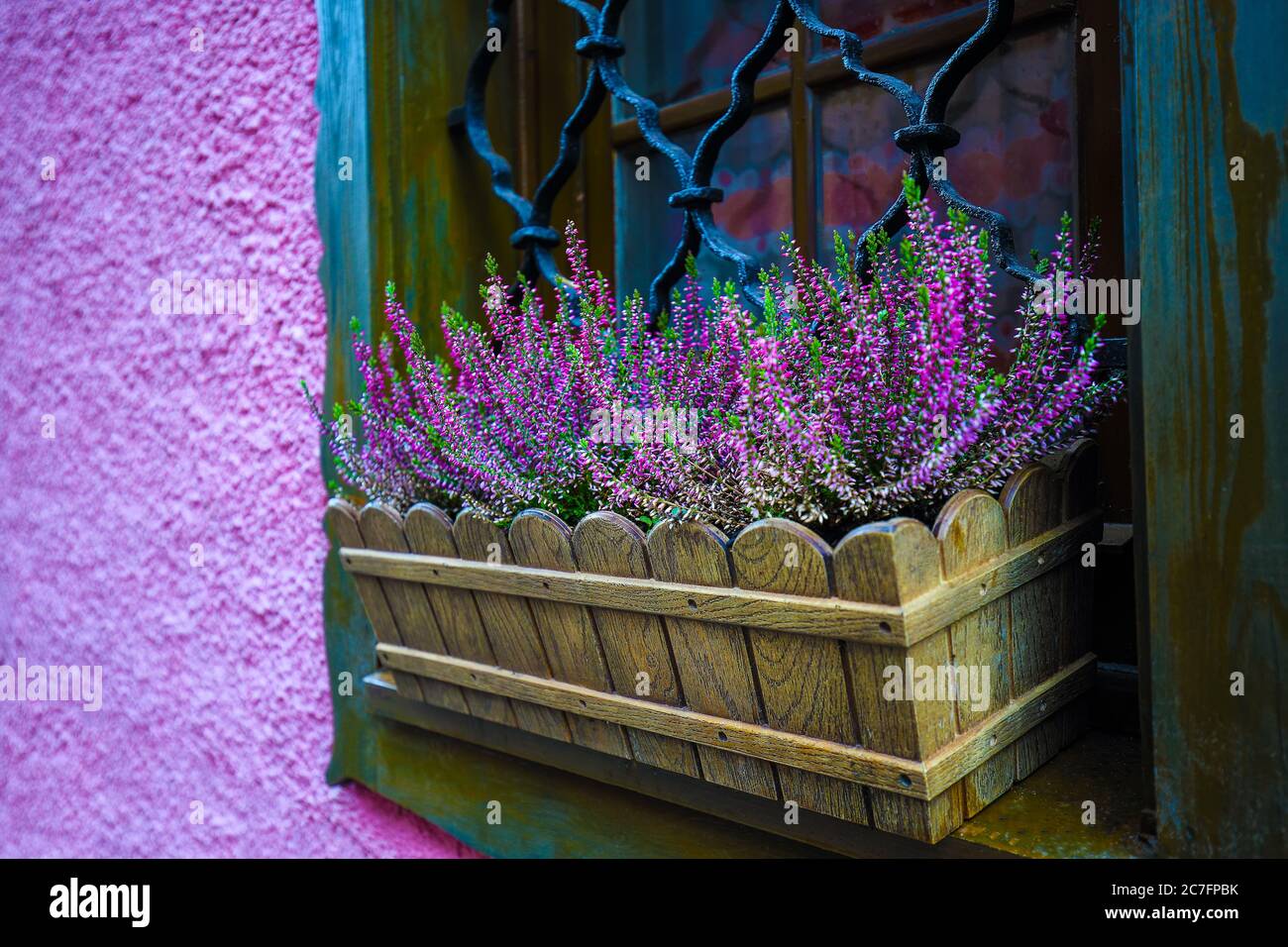 Tipica casa alpina austriaca con fiori luminosi sul balcone. Località: villaggio turistico Hallstatt, regione Salzkammergut, Austria, Alpi. Europa. Foto Stock