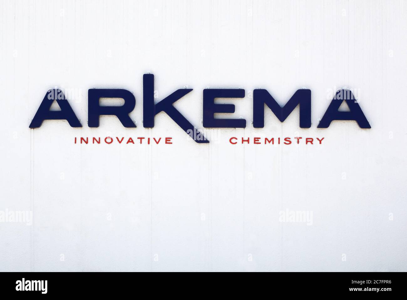 Pierre Benite, Francia - 21 maggio 2020: Cartello Arkema su un muro. Arkema è un'azienda specializzata in prodotti chimici e materiali avanzati con sede a Colombes, Foto Stock