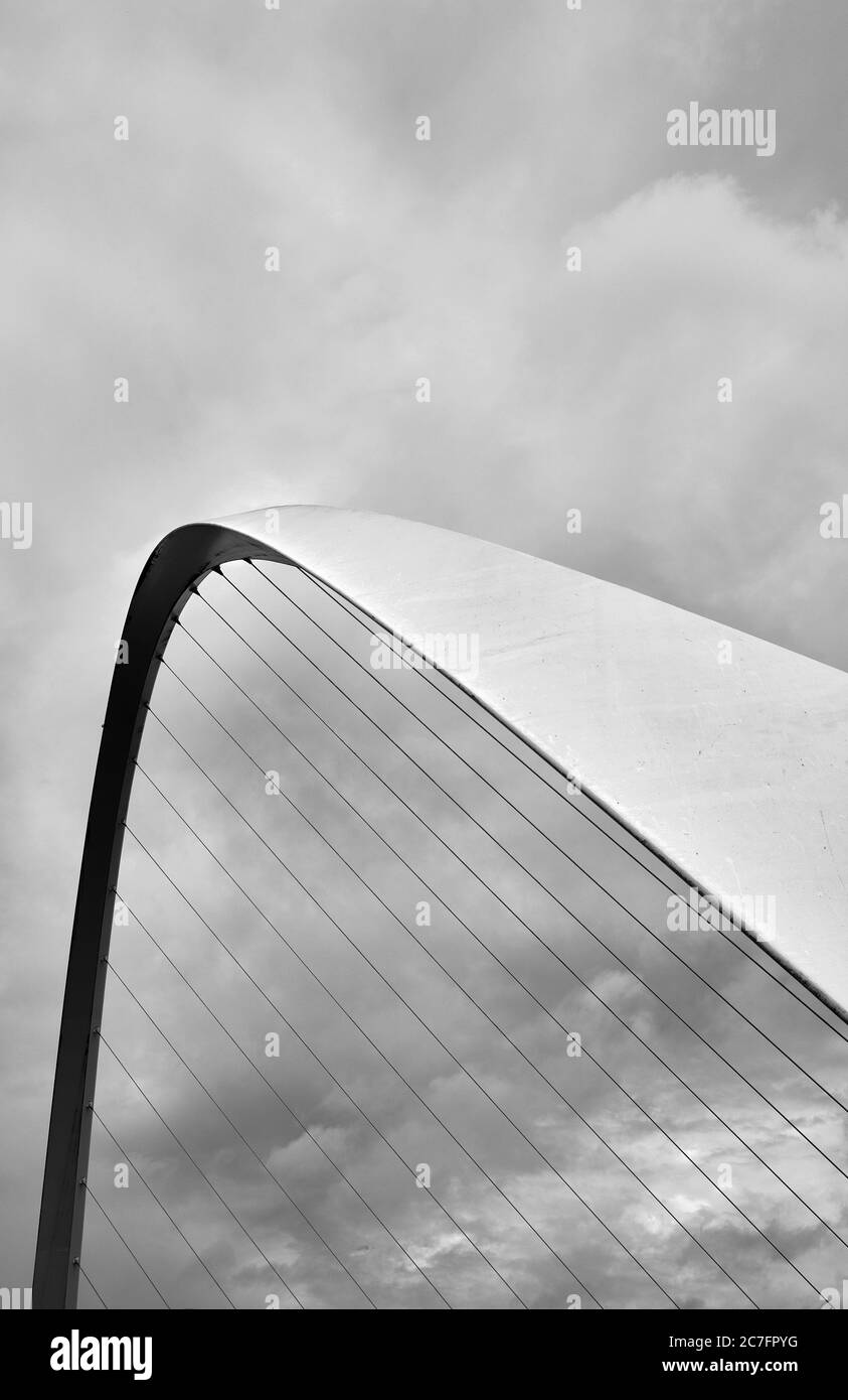 NEWCASTLE, REGNO UNITO - 02 settembre 2019: Primo piano bianco e nero del ponte del millennio a Newcastle di un giorno di fusione Foto Stock