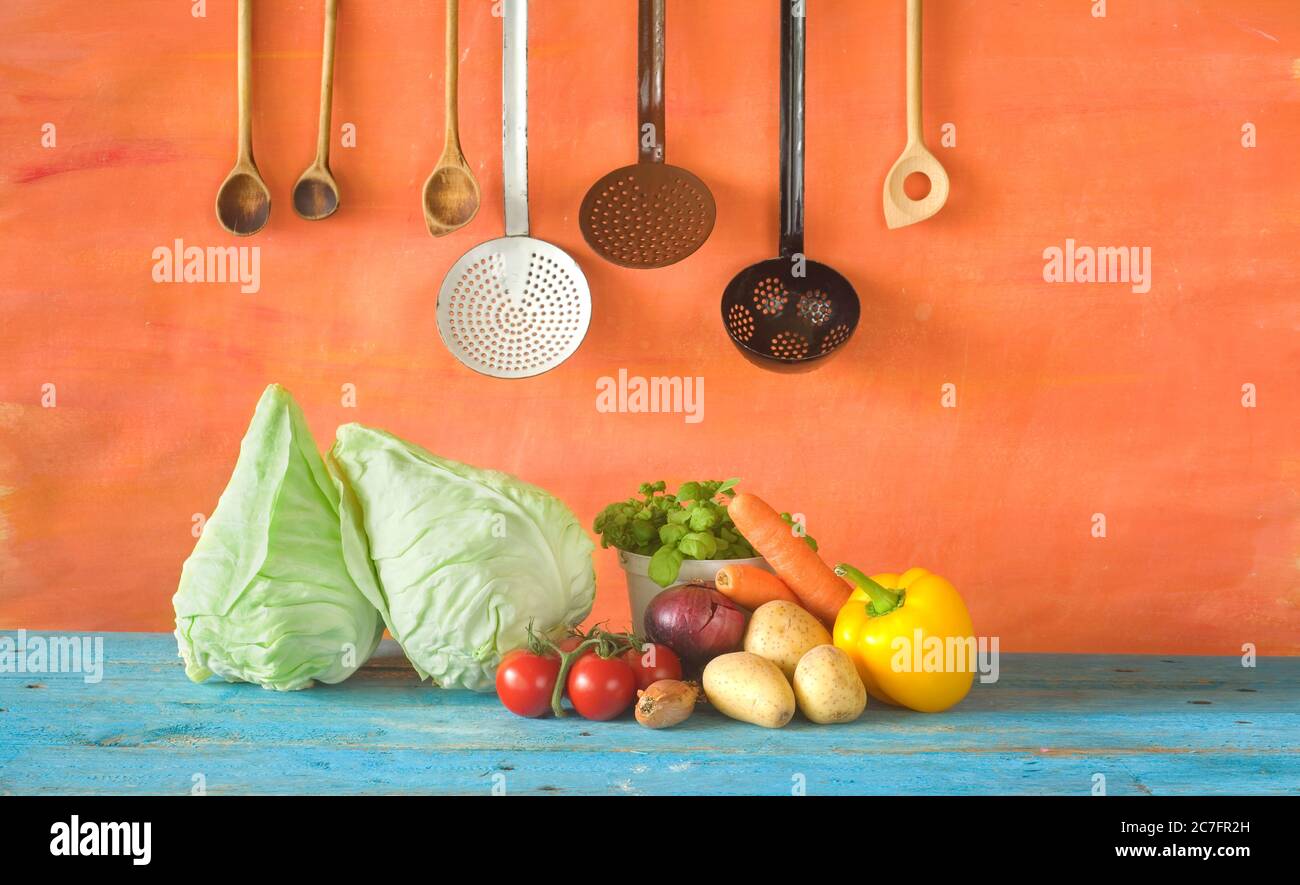 cavolo di dolcezza con utensili da cucina, cucina autunnale, buono spazio per la copia Foto Stock