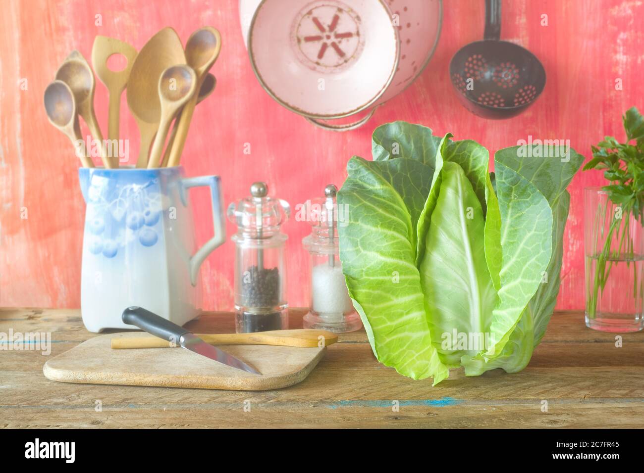 Cavolo e utensili da cucina, cibo sano, fuoco selettivo Foto Stock