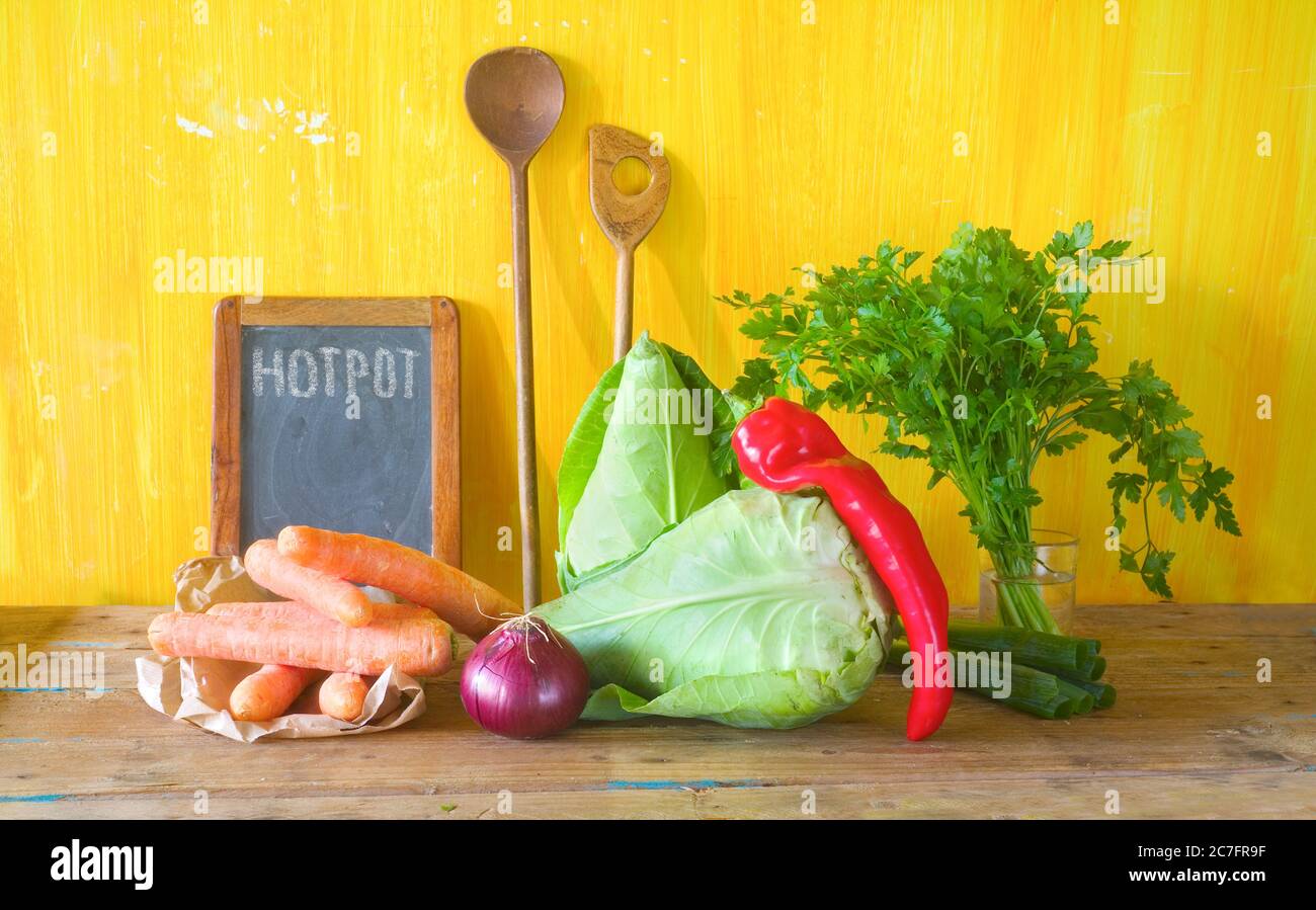 verdure, ingredienti per uno stufato con cavolo e carote Foto Stock