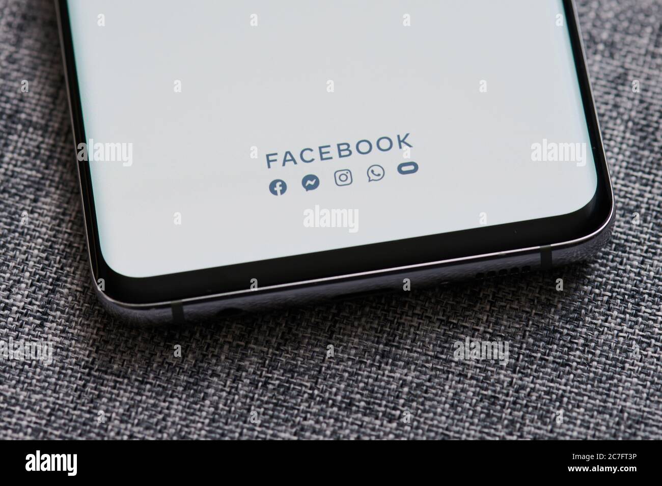 New-York , USA - 18 giugno , 2020:tutte le app di Facebook sullo schermo dello smartphone vista ravvicinata su sfondo grigio Foto Stock