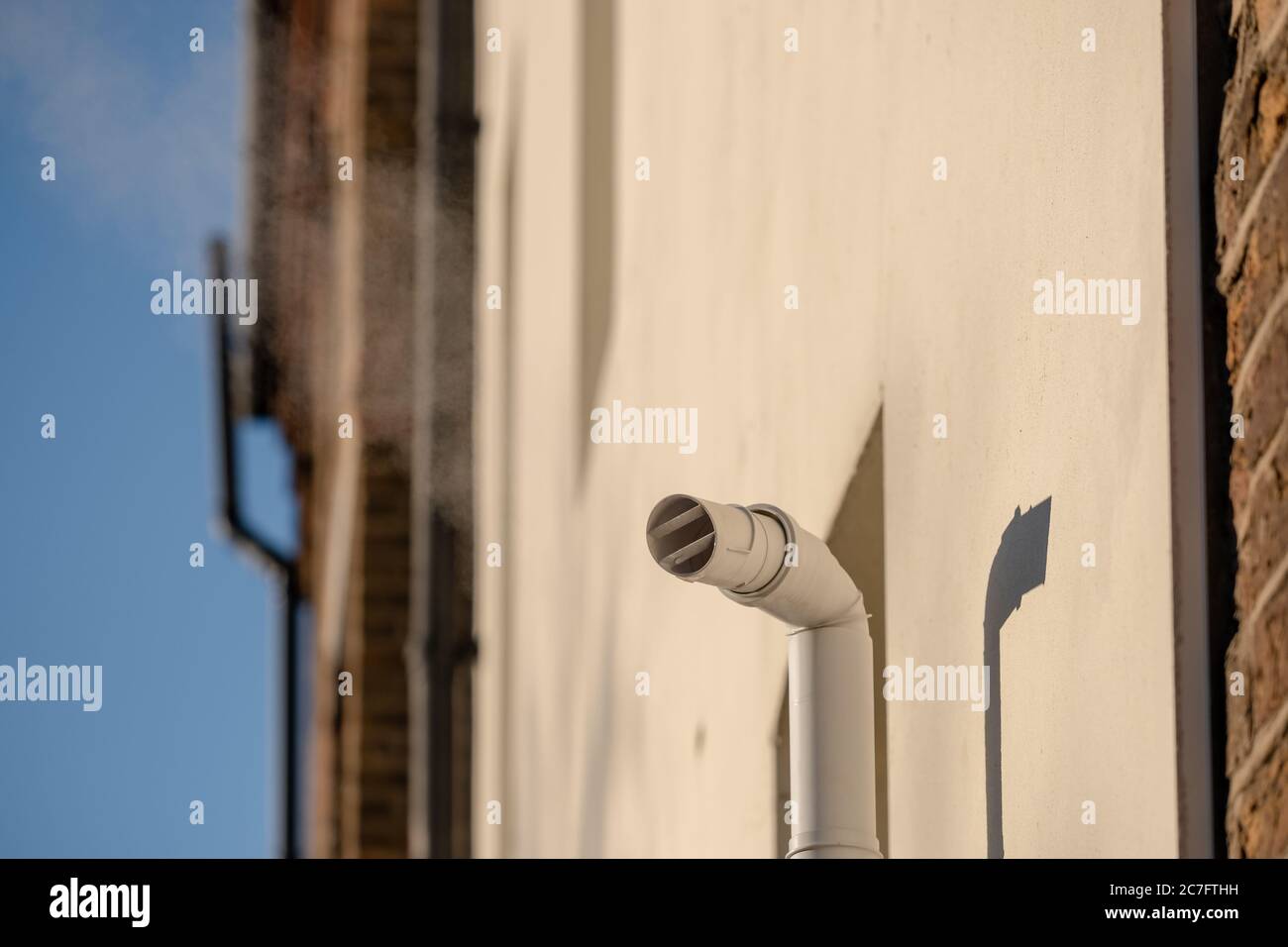 Vista dettagliata di un tubo di ventilazione del vapore appena installato  collegato a una caldaia a condensatore all'interno di una casa privata Foto  stock - Alamy