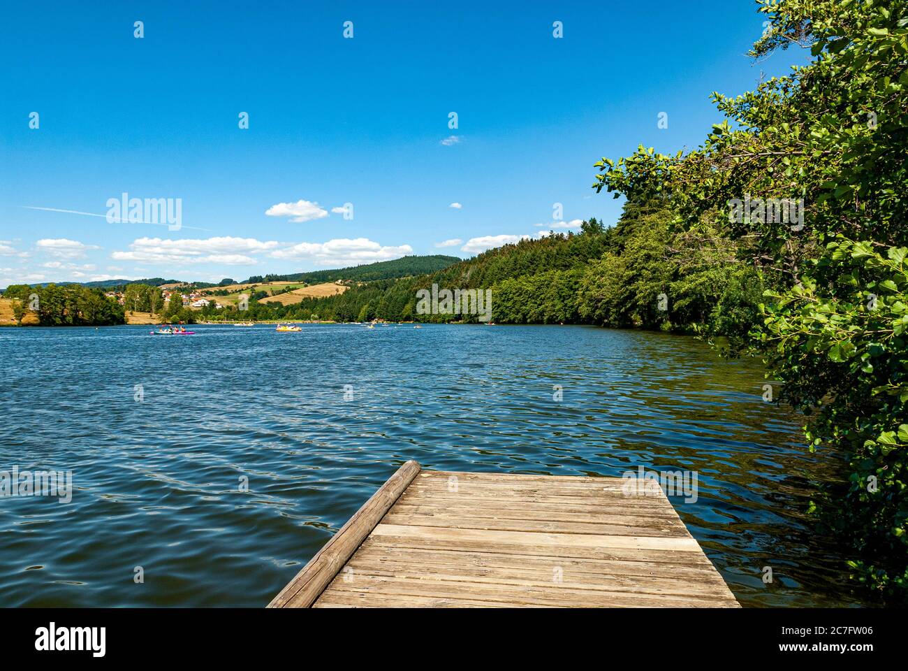 Paesaggio del Lac des Sapins nelle montagne del dipartimento Rhône orientale in Francia in estate Foto Stock