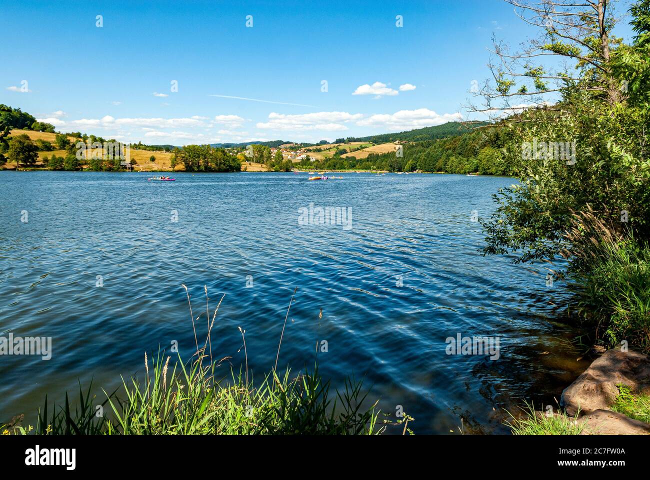Paesaggio del Lac des Sapins nelle montagne del dipartimento Rhône orientale in Francia in estate Foto Stock