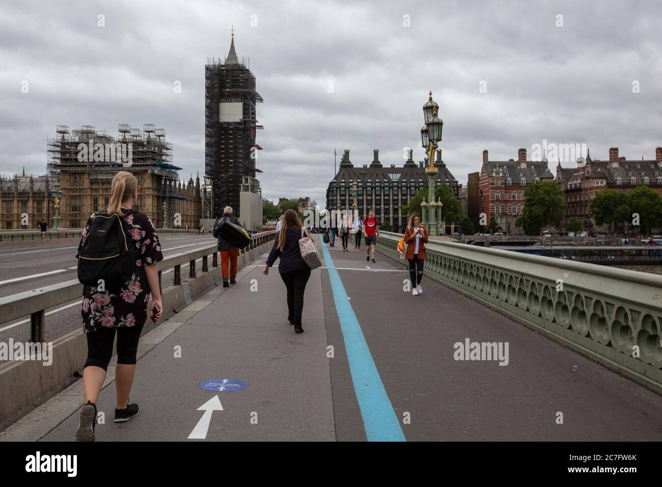 Persone che tornano a lavorare attraverso Westminster Bridge, Londra, Inghilterra, Regno Unito Foto Stock