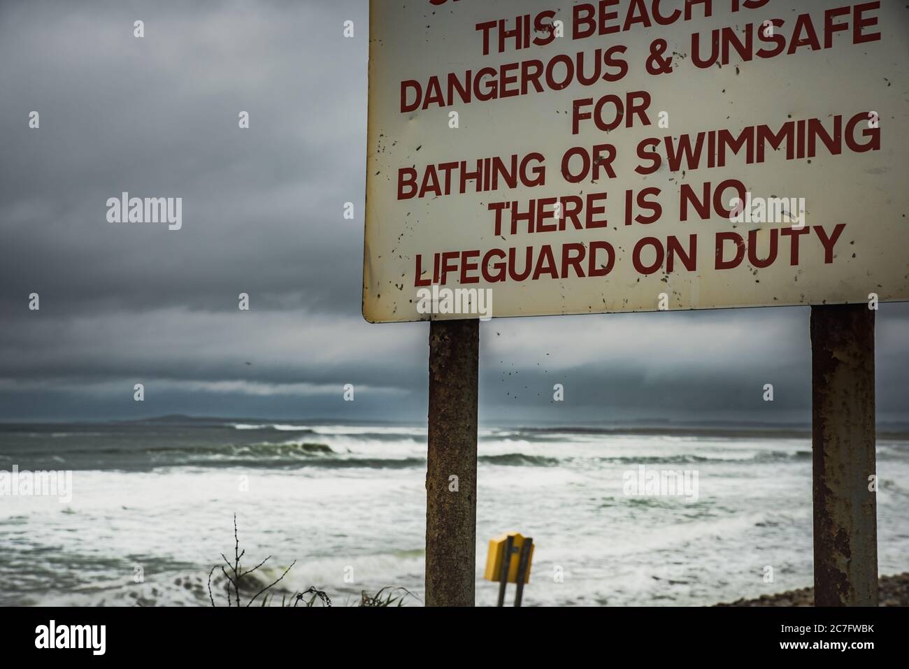 Pericolo di annegamento - pericoloso segnale di avvertimento acqua sulla spiaggia ricorda alle persone che nuotare è pericoloso - Strandhill Beach, County Sligo, Irlanda Foto Stock