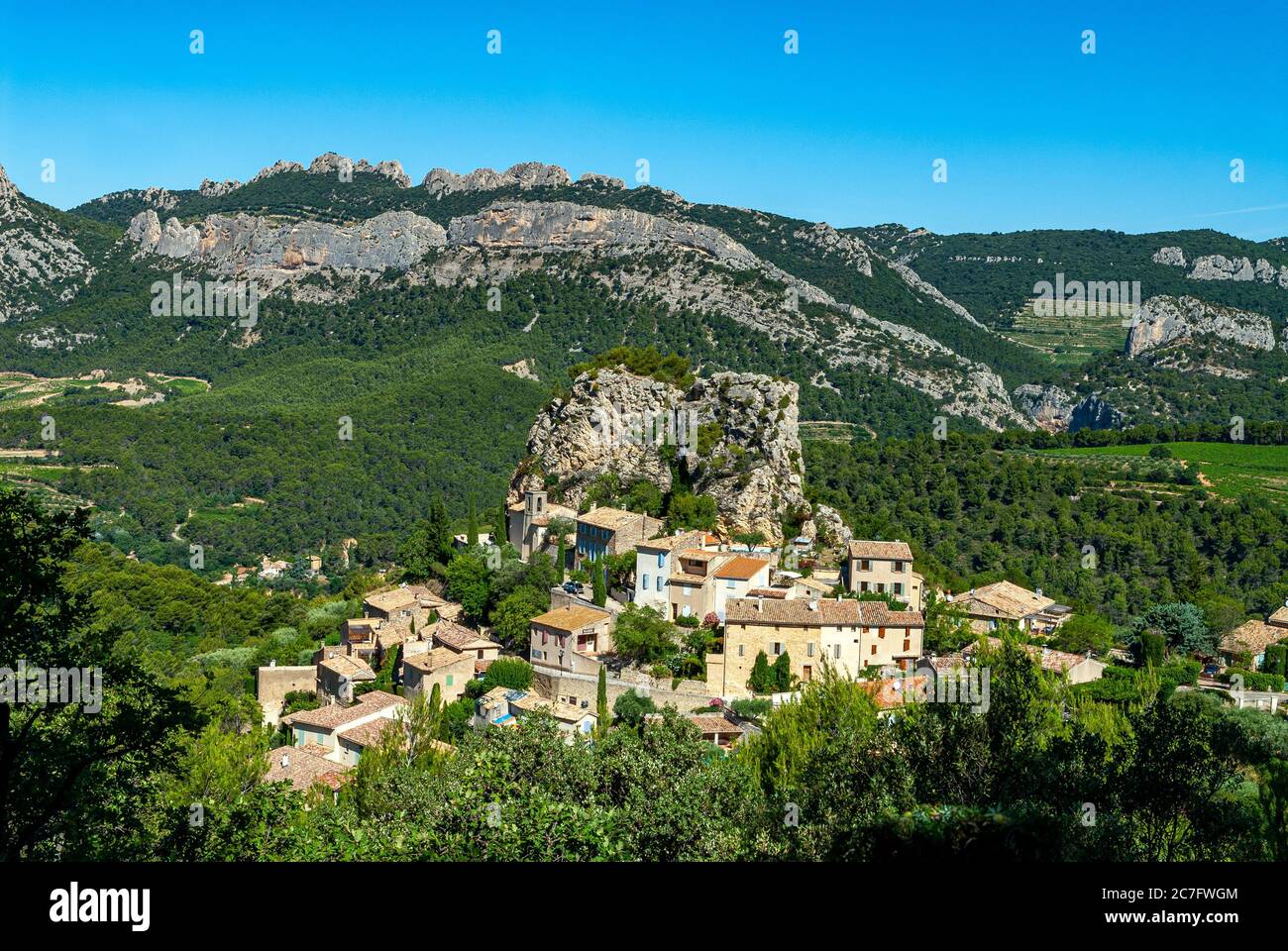 Il pittoresco villaggio di la Roque Alric nel dipartimento Vaucluse a Proence in Francia Foto Stock