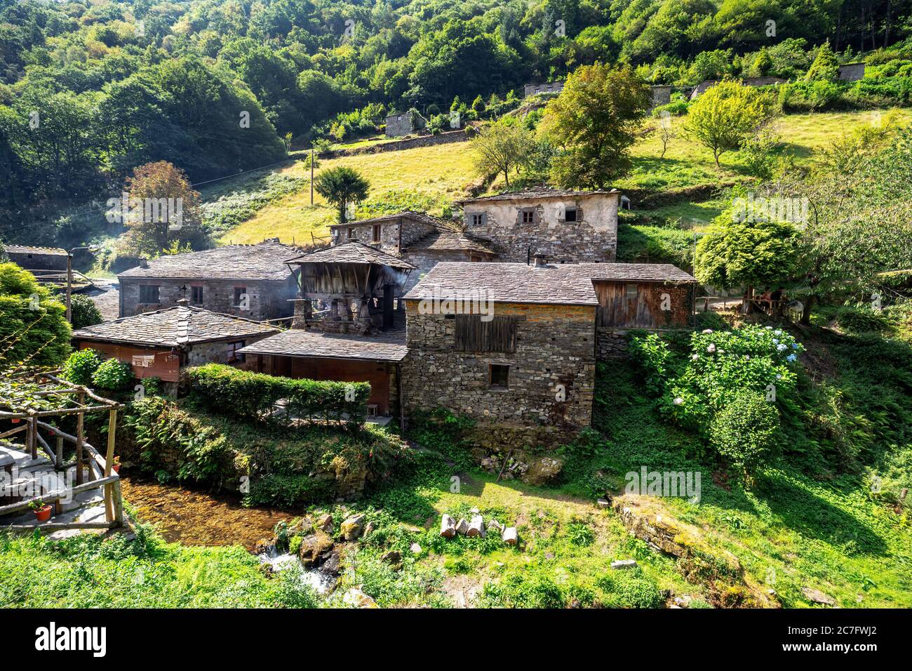 Teixois villaggio, Los Oscos, Asturias. Il sito etnografico risale al XVIII secolo ed è basato sull'uso integrale dell'energia idraulica del ri Foto Stock