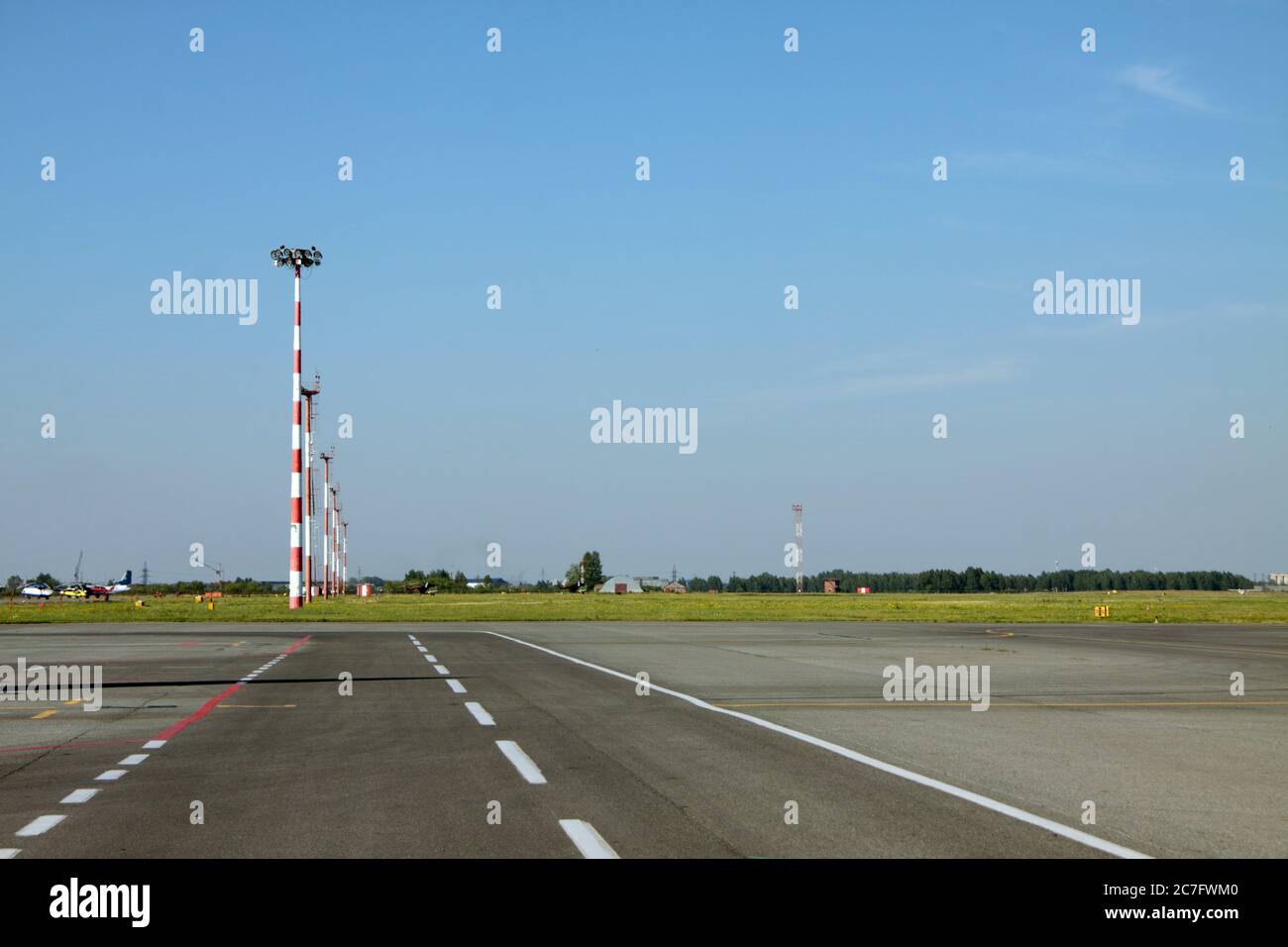 montanti di illuminazione da una pista di decollo di un aeroporto. Concetto di industria dello spazio aereo Foto Stock