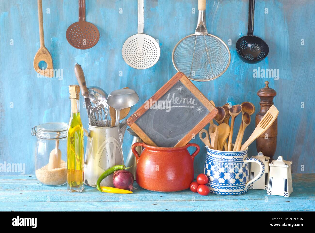 Utensili da cucina e lavagna da cucina, cibo e bevande, cucina, menu, concetto di ristorante. Foto Stock
