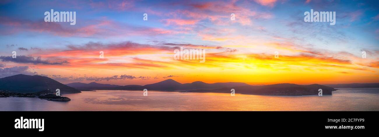 Spettacolare tramonto sulla baia di Porto Conte da capo Cacccia. Fantastico mare Mediterraneo. Località: Porto Conte, Alghero, Provincia di Sassari, Italia Foto Stock