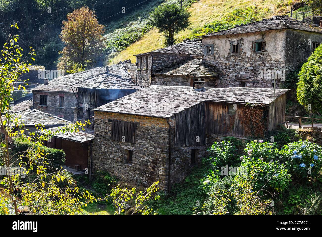 Teixois villaggio, Los Oscos, Asturias. Il sito etnografico risale al XVIII secolo ed è basato sull'uso integrale dell'energia idraulica del ri Foto Stock