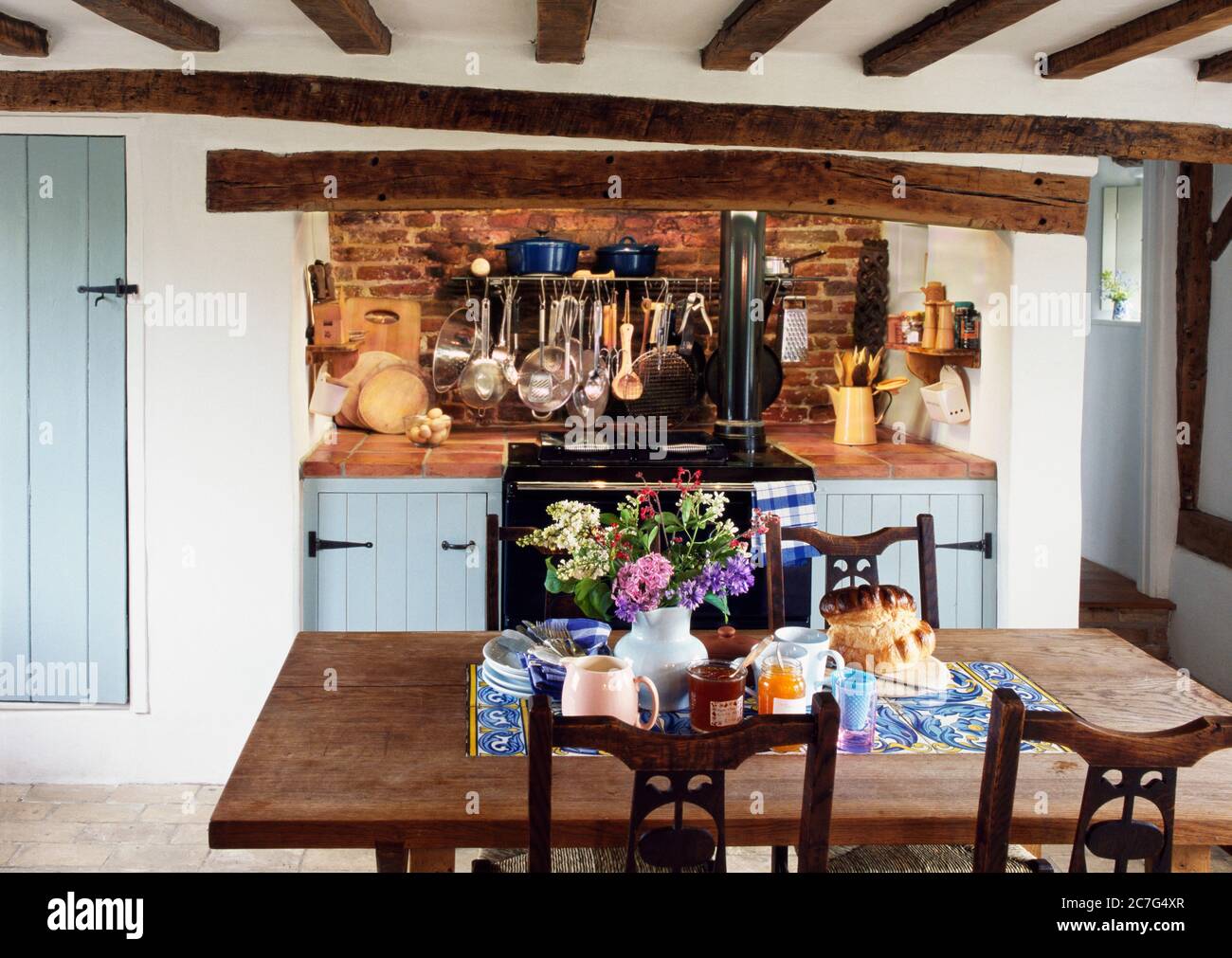 Una cucina aggiornata in un tradizionale cottage in legno di paglia Norfolk. Foto Stock