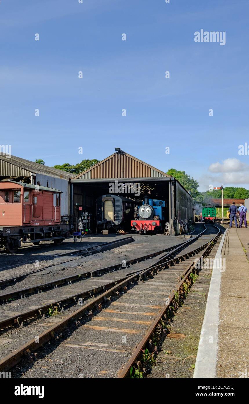Locomotive a vapore in stile vintage, tra cui un popolare treno di personaggi per bambini visto in una locomotiva con un autista che si vede a piedi. Foto Stock