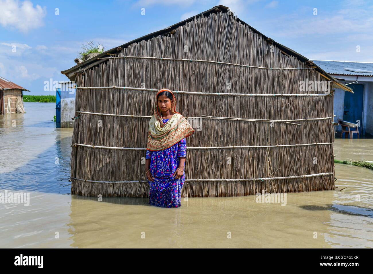 Dhaka, Dhaka, Bangladesh. 16 luglio 2020. Una donna cammina attraverso le acque alluvionali a Bogura, Bangladesh il 17 luglio 2020 Credit: Zabed Hasnain Chowdhury/ZUMA Wire/Alamy Live News Foto Stock