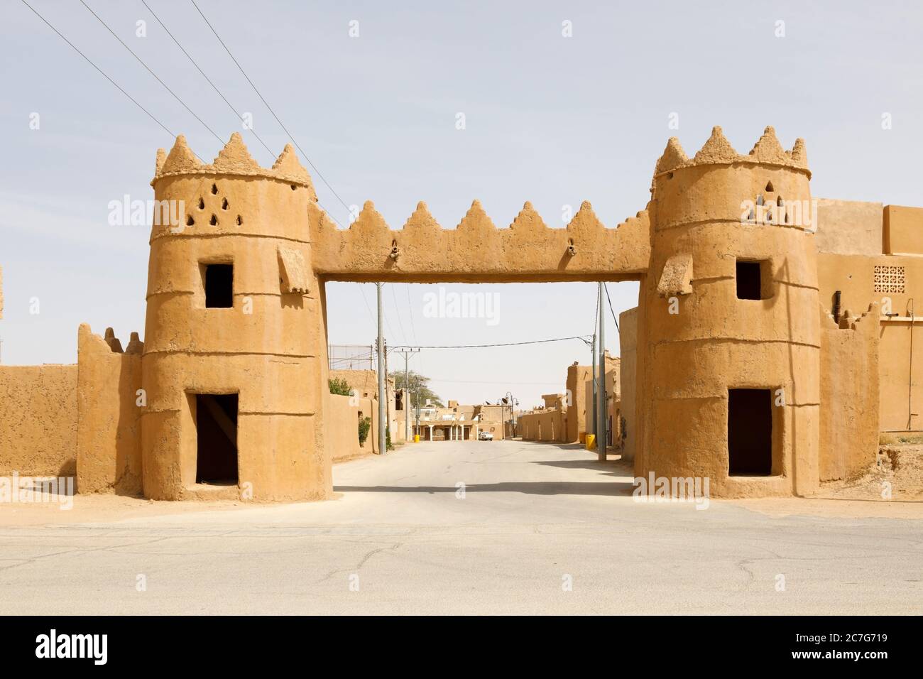Tipico edificio in Arabia Saudita fatto di mattoni di argilla. Foto Stock