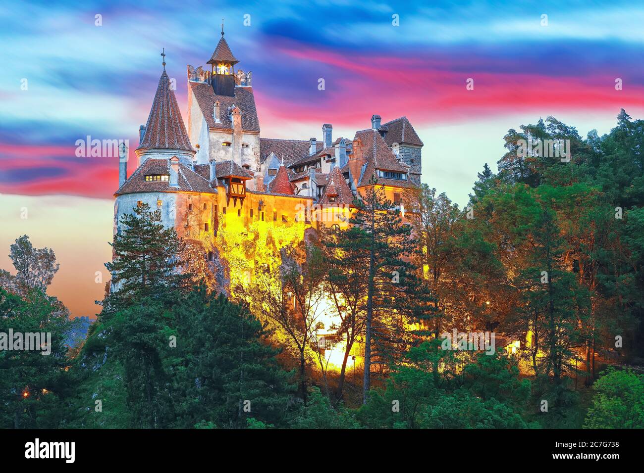 Paesaggio con il castello medievale di Bran noto per il mito di Dracula al tramonto, Brasov punto di riferimento, Transilvania, Romania, Europa Foto Stock