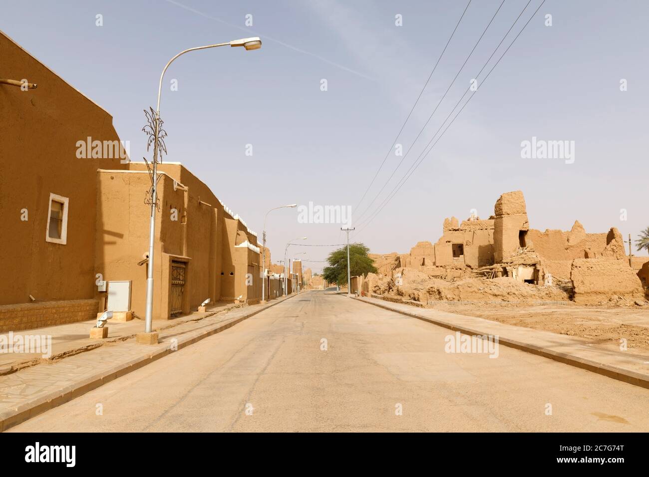 Strada con case di fango in via di espansione a Shaqra in Arabia Saudita, che ancora attendono di essere rinnovate Foto Stock