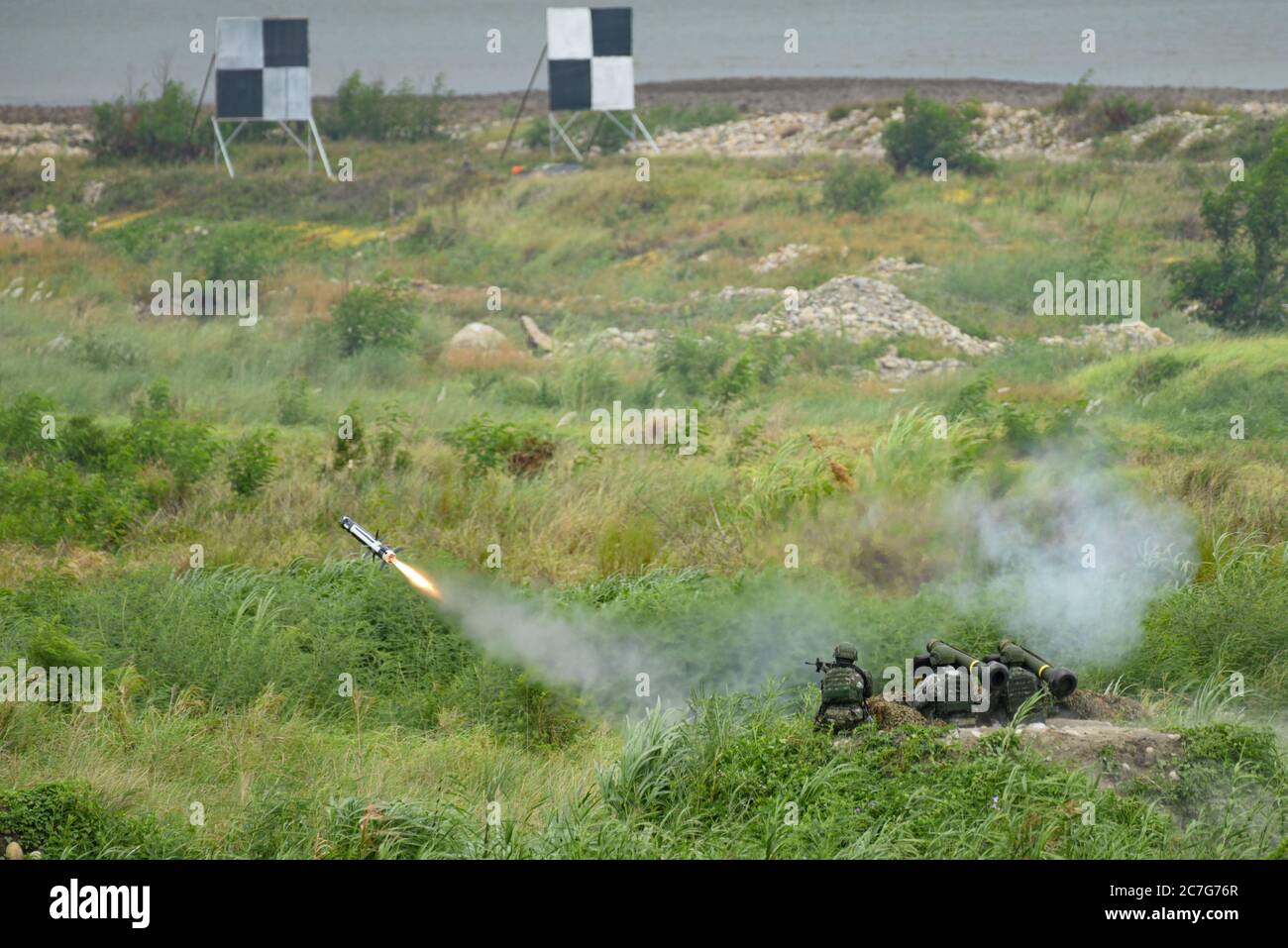 Artilleryman ha lanciato la MGF-148 Javelin a ovest della riva occidentale della città di Taichung e ha sparato a bersaglio simulato durante i 36 perforatori militari Han Kuang, testando la capacità della forza di respingere l’invasione di fronte alla crescente minaccia cinese. Foto Stock