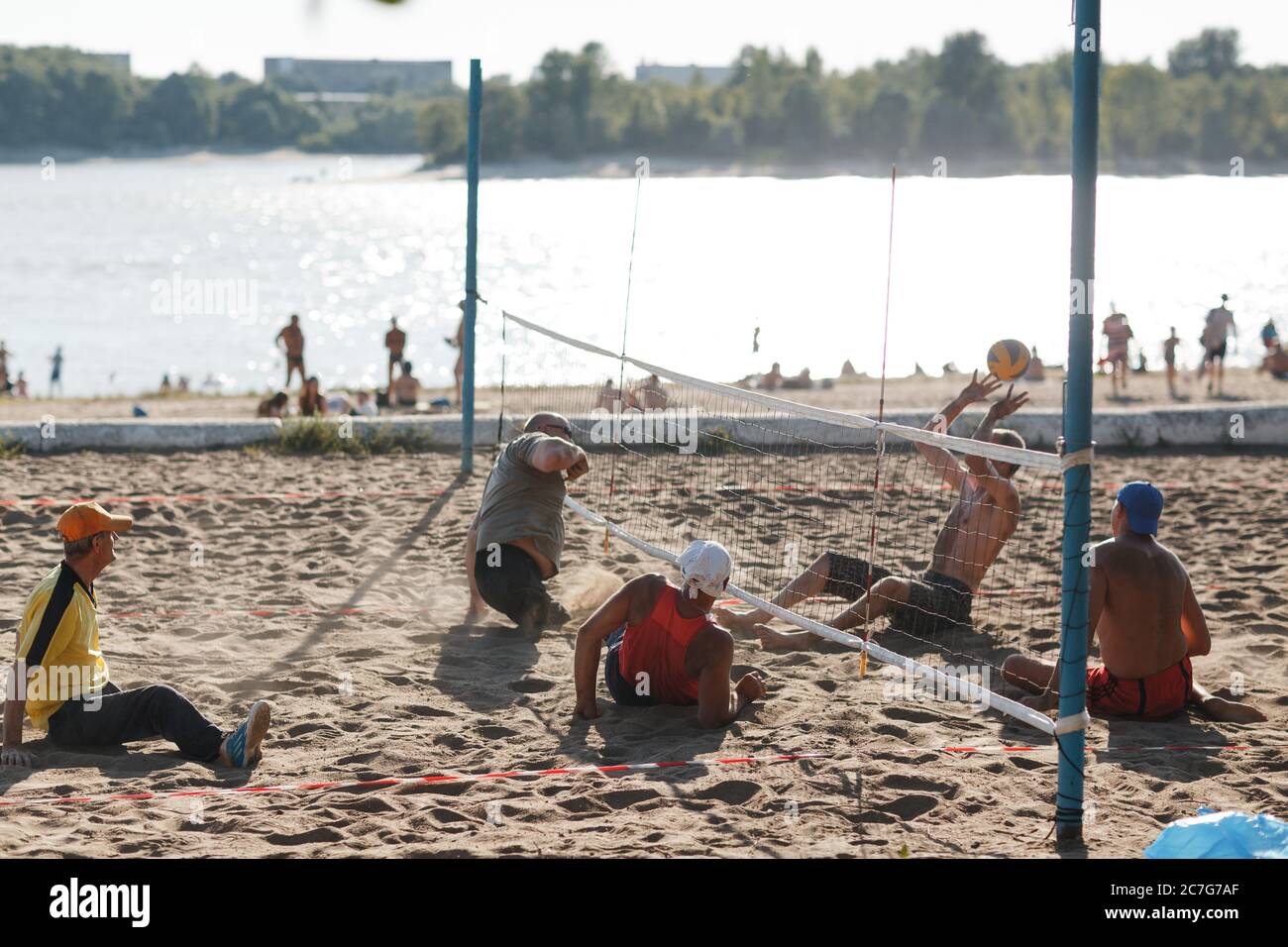 Mosca, Russia - 14 luglio 2020: I giocatori di pallavolo amputee disabili sit giocano in spiaggia. Foto Stock