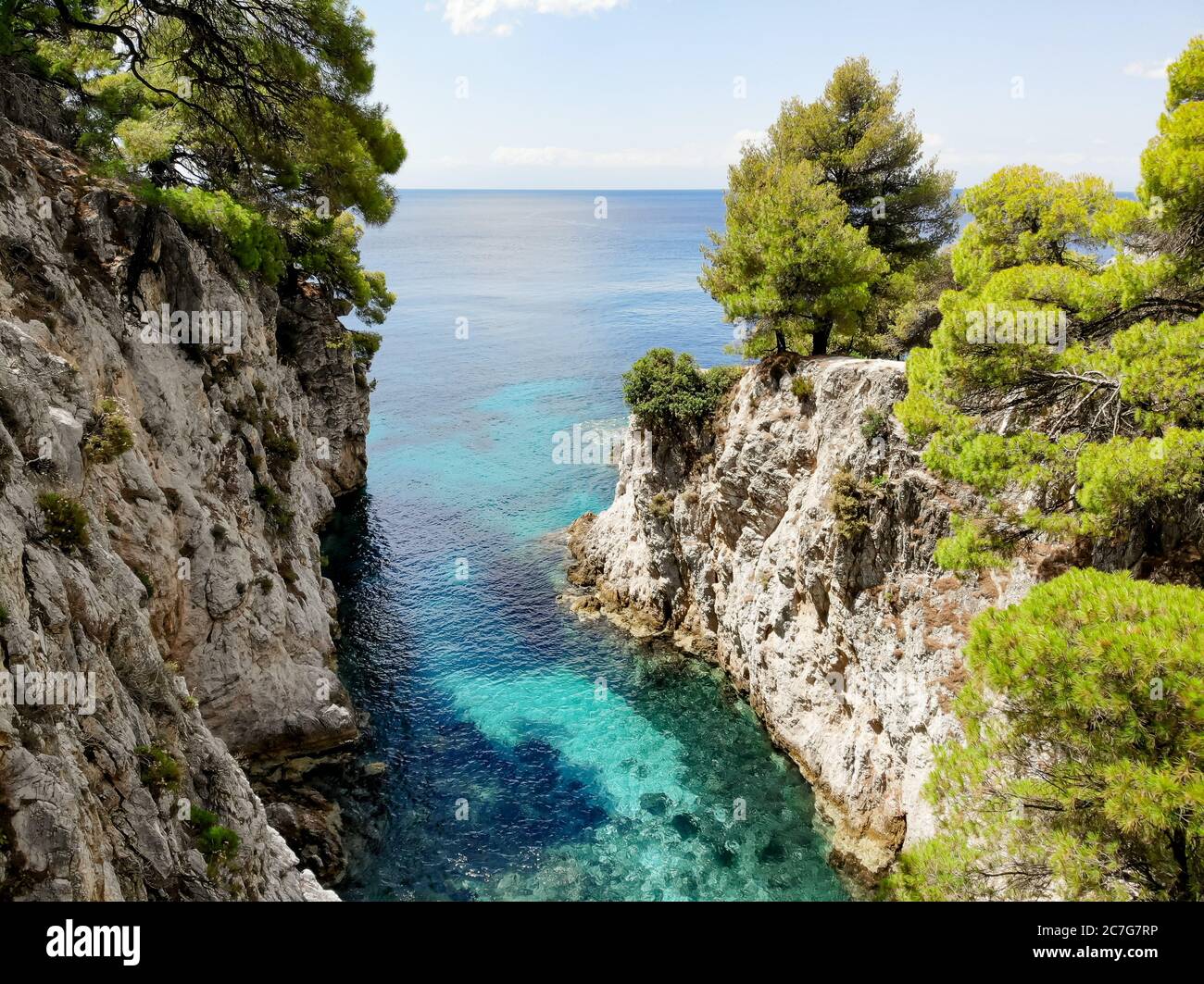 L'acqua turchese limpida della Cove AMARANDOS sull'isola di Skopelos ricorda una vacanza rinfrescante nell'estate mediterranea. Foto Stock