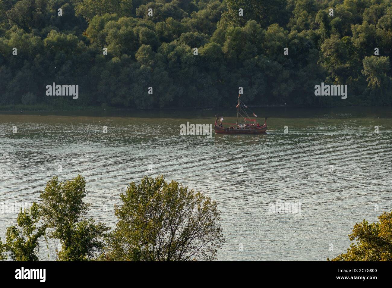 Replica di una nave vichinga che naviga sul Danubio a Belgrado, capitale della Serbia Foto Stock