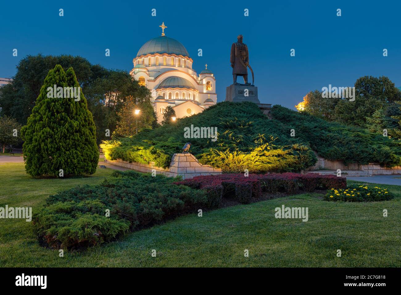Vista notturna della chiesa di San Sava sulla collina di Vracar a Belgrado, Serbia, uno dei più grandi templi cristiani ortodossi del mondo Foto Stock