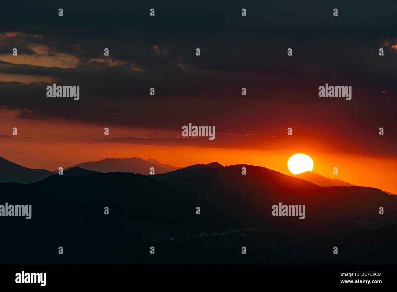 Tramonto rosso sulle montagne della catena appenninica. Abruzzo, Italia, Europa Foto Stock