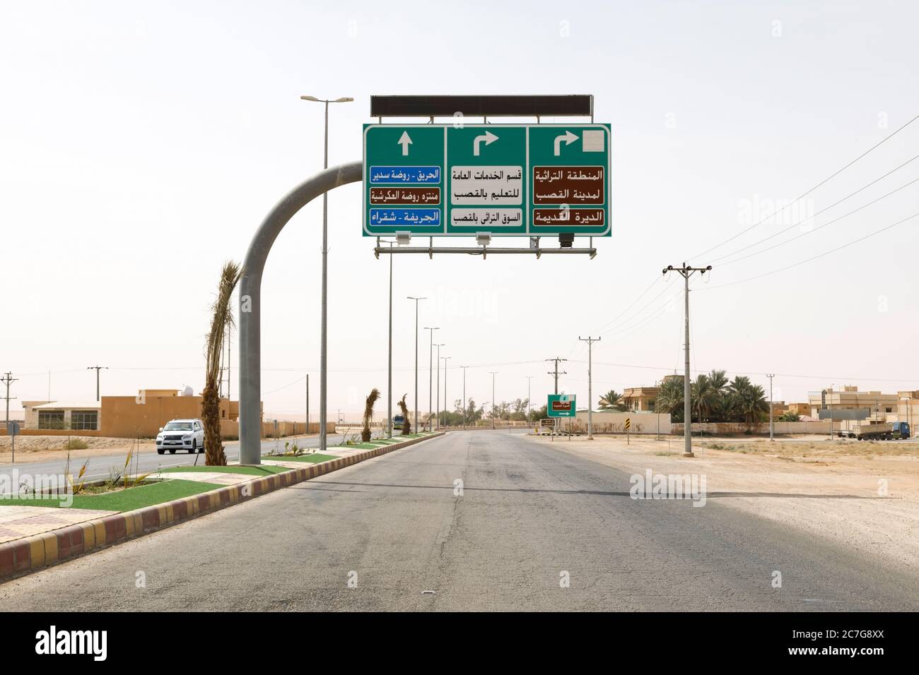 Al Qasab, Arabia Saudita, febbraio 16 2020: Tipico cartello stradale in Arabia Saudita. Etichettato solo in arabo Foto Stock