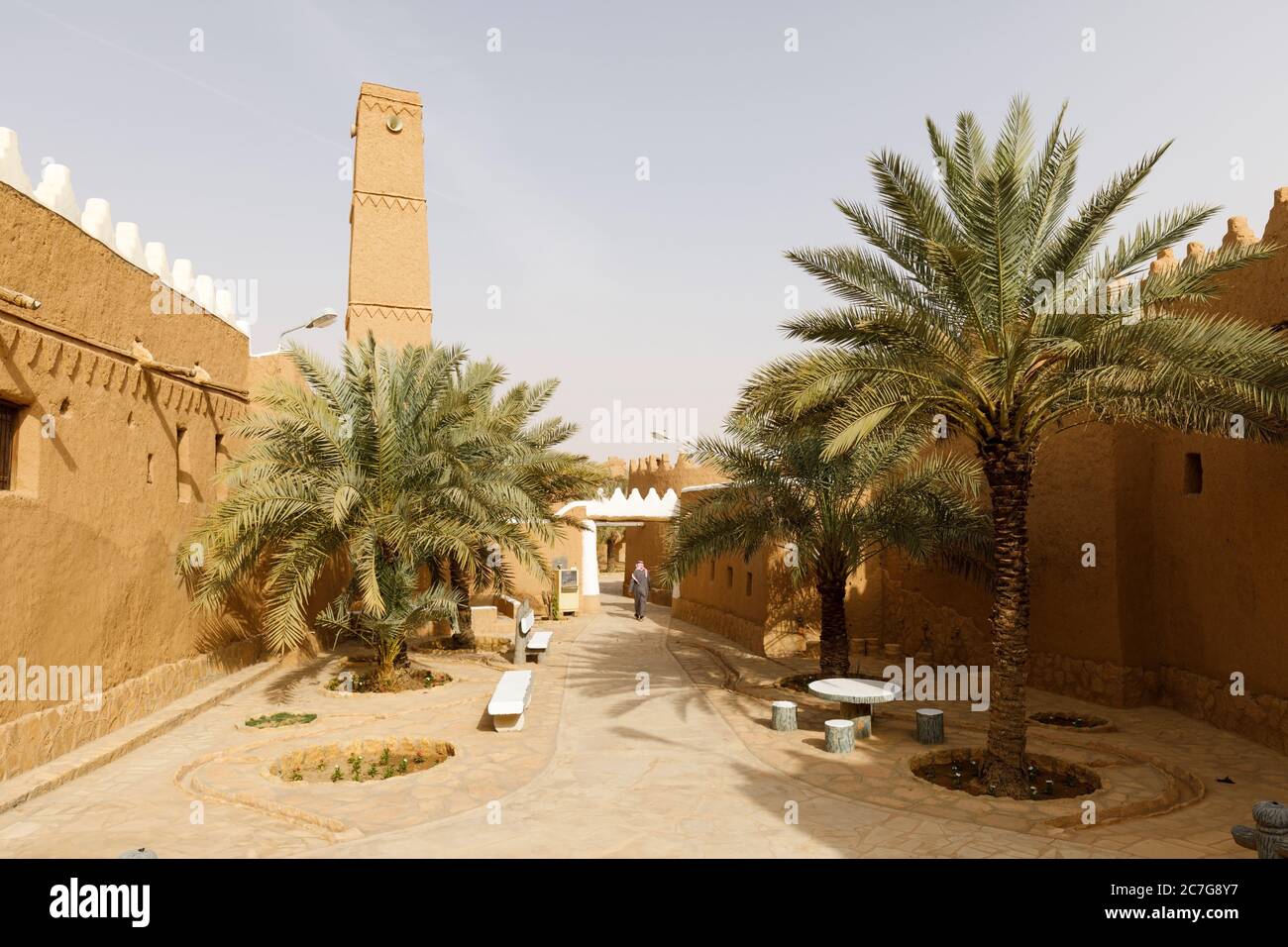 Shaqra, Arabia Saudita, 16 2020 febbraio: Vicolo con palme e case rinnovate nel villaggio tradizionale di Shaqra in Arabia Saudita. Shaqra è una t Foto Stock