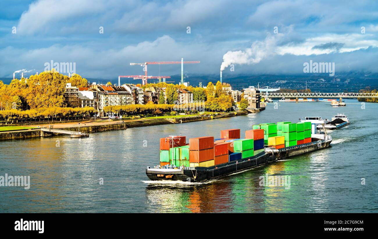 Nave portacontainer sul fiume Reno a Magonza, Germania Foto Stock