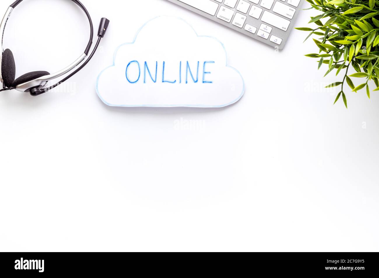 Concetto di networking online. Vista dall'alto del desktop Office Foto Stock