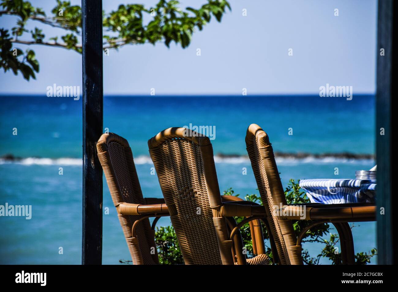 Al fresco, sul blu del mediterraneo Foto Stock