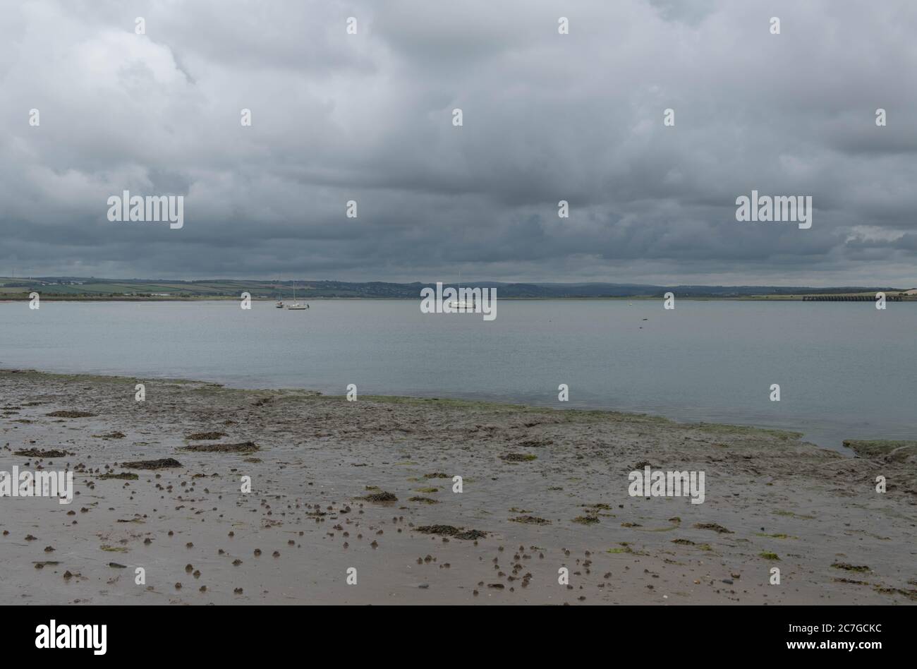 Cielo nuvoloso sull'estuario del fiume Taw a Crow Point vicino a Barnstaple sulla costa nord del Devon, Inghilterra, Regno Unito Foto Stock
