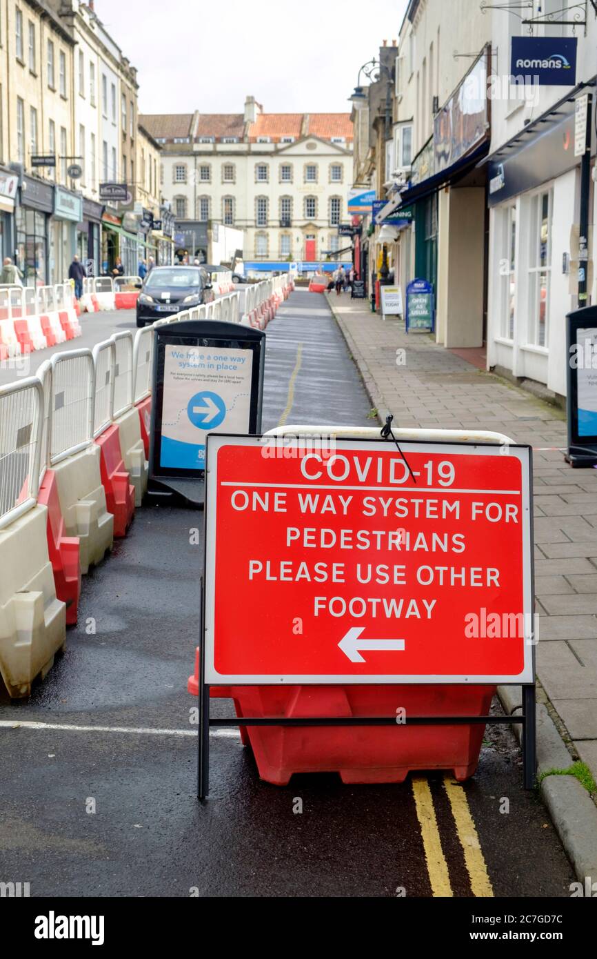 Princess Victoria St a Clifton, un sobborgo benestante di Bristol. Il sistema unidirezionale covid-19 Foto Stock